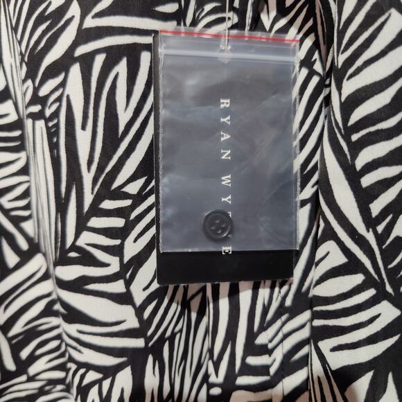 NWT Ryan Wythe Womens Plus Sz 1X Black White Button Up Shirt Flowy Lightweight - Picture 4 of 7